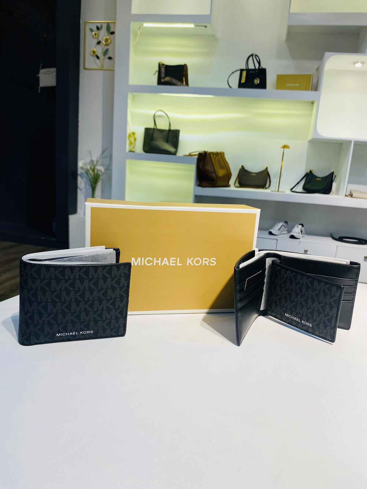Michael Kors Cooper Logo Billfold Wallet With Passcase
