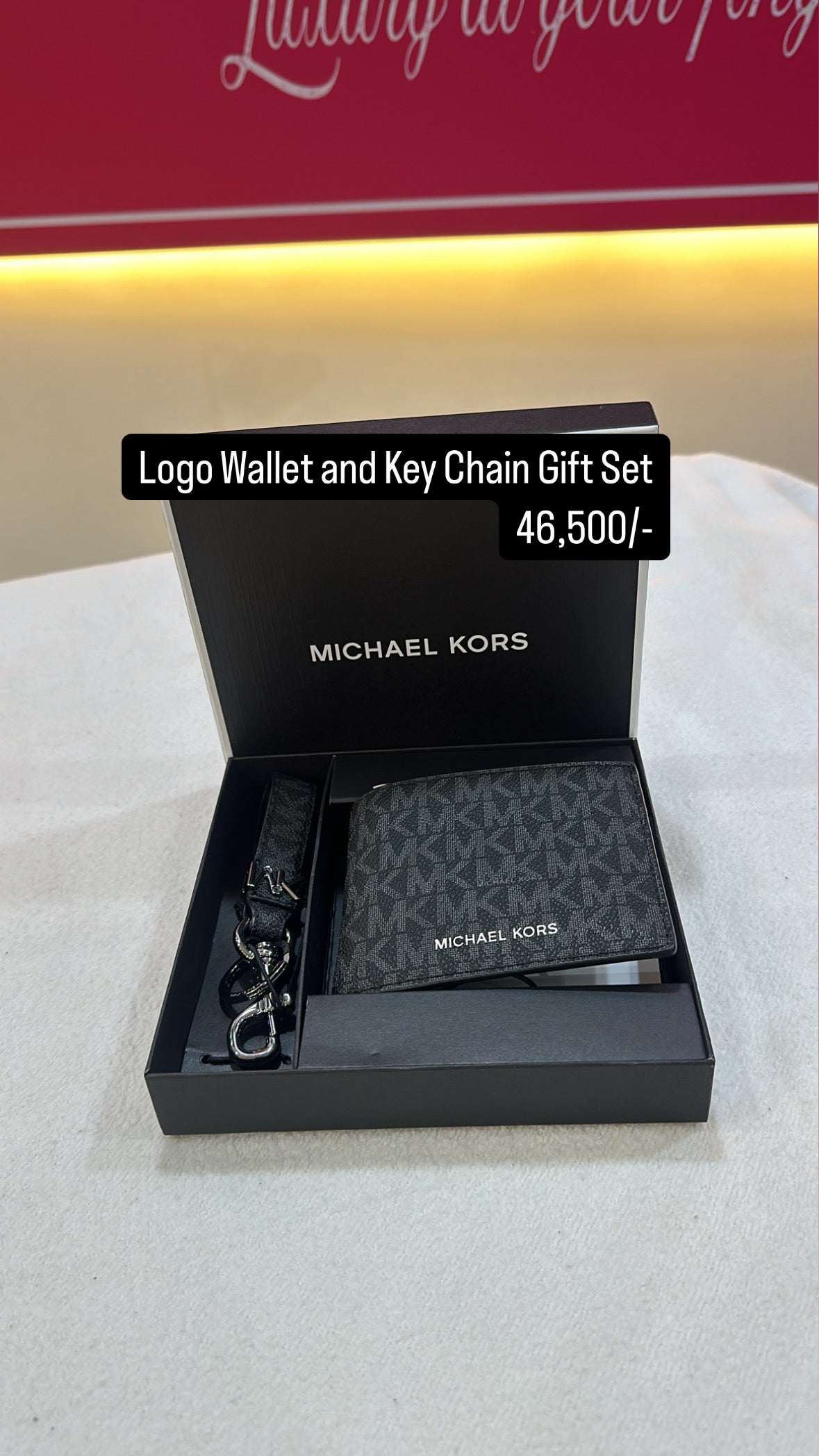 Michael Kors • Zip-around wallet and key chain gift set 46,500/-